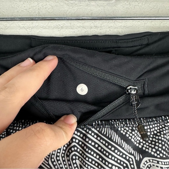 Lululemon Black White Dottie Tribe Speed Athletic Athleisure Shorts Size 6 - Picture 7 of 7